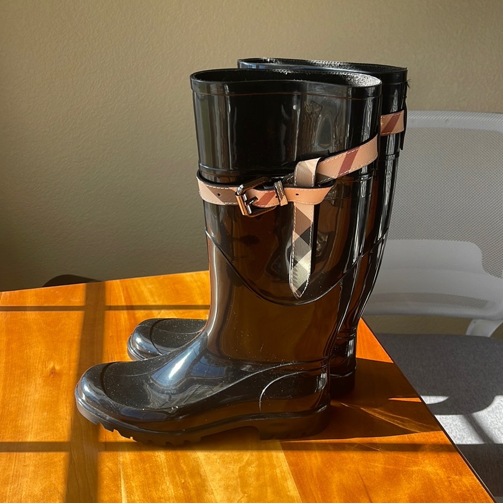 Never worn. Size 38 Uk, US 7